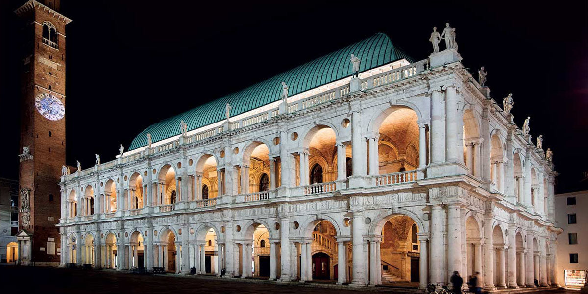 Per rispettare la posizione dei varchi preesistenti, Palladio cambia di volta in volta la distanza tra i pilastri e le coppie