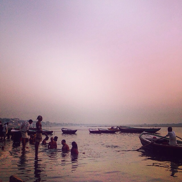Le Gange, tout comme la ville de Varanasi, est dit d'être
l'un des endroits les plus saints dans le monde. Les gens croient q