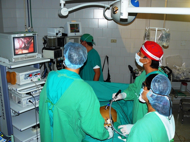 b. Mejoramiento de procesos de atención en salas de cirugia, en la Sede Actual.