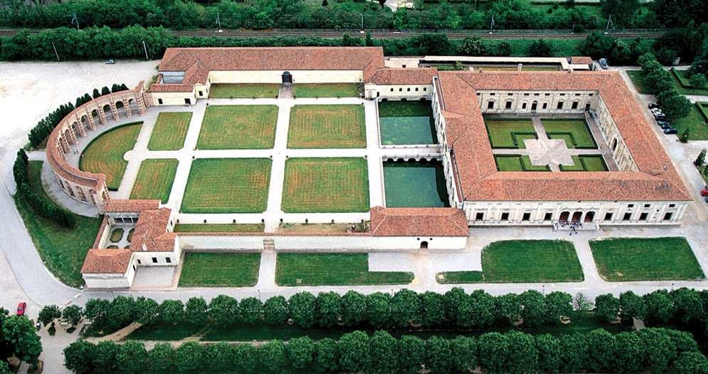 Il palazzo, di forma quadrata, si articola
attorno a un cortile interno, il Cortile d’onore, e a Est si apre in un giardino d