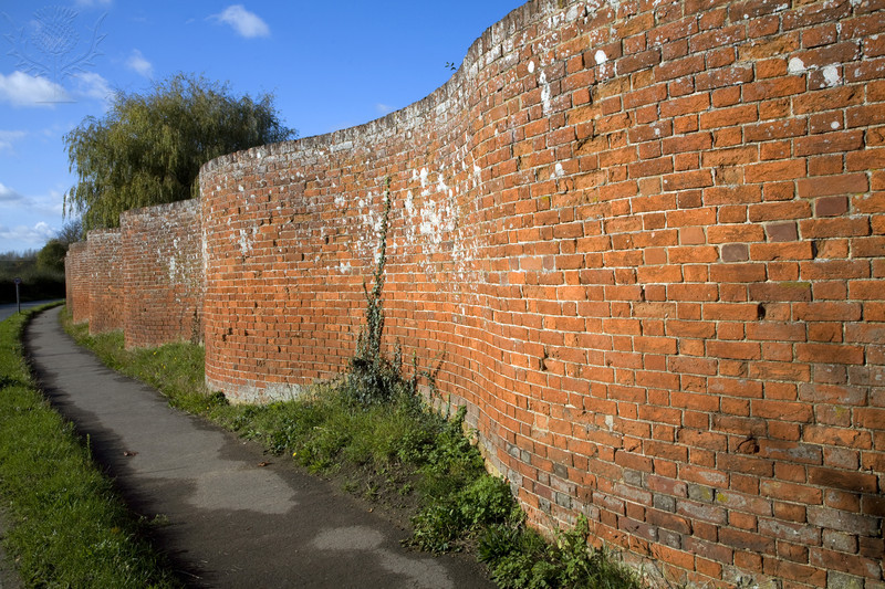Mes barriér
Crinkle crankle traditional brick wall, Easton, Suffolk, England. A wall for growing fruit, dating in England fro