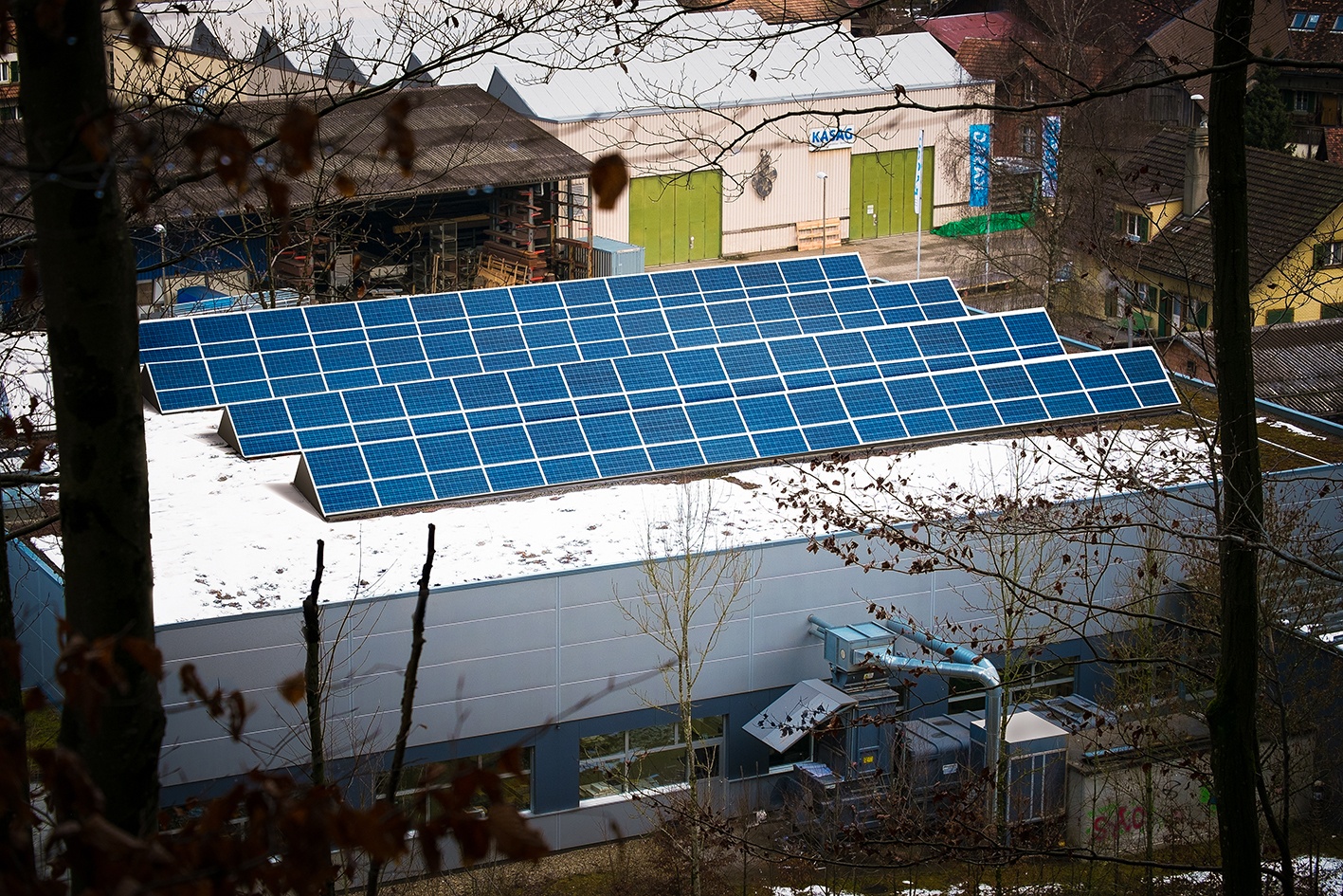 Has a photovoltaic system on the roof of the company building which delivers an output of 30,000 kWh per year and has a size 