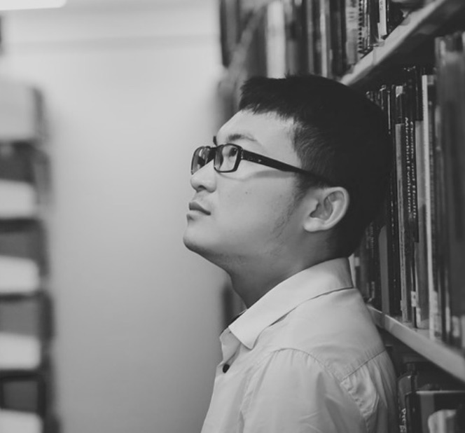 Chang
19 ans. Étudiant en littérature. Humoriste à ses heures, c’est un auteur de poésie polyglotte.
Bon ami de Vidam.
