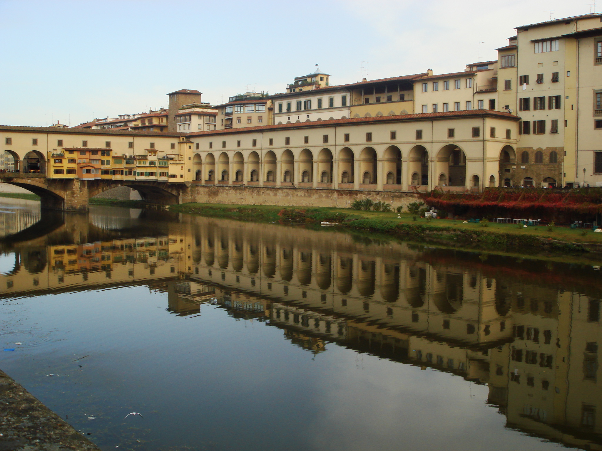 Per chi guarda dall’altra parte dell’Arno, è
l’unica apertura nel tessuto urbano:
attraverso lo spazio a cannocchiale, lo sgu