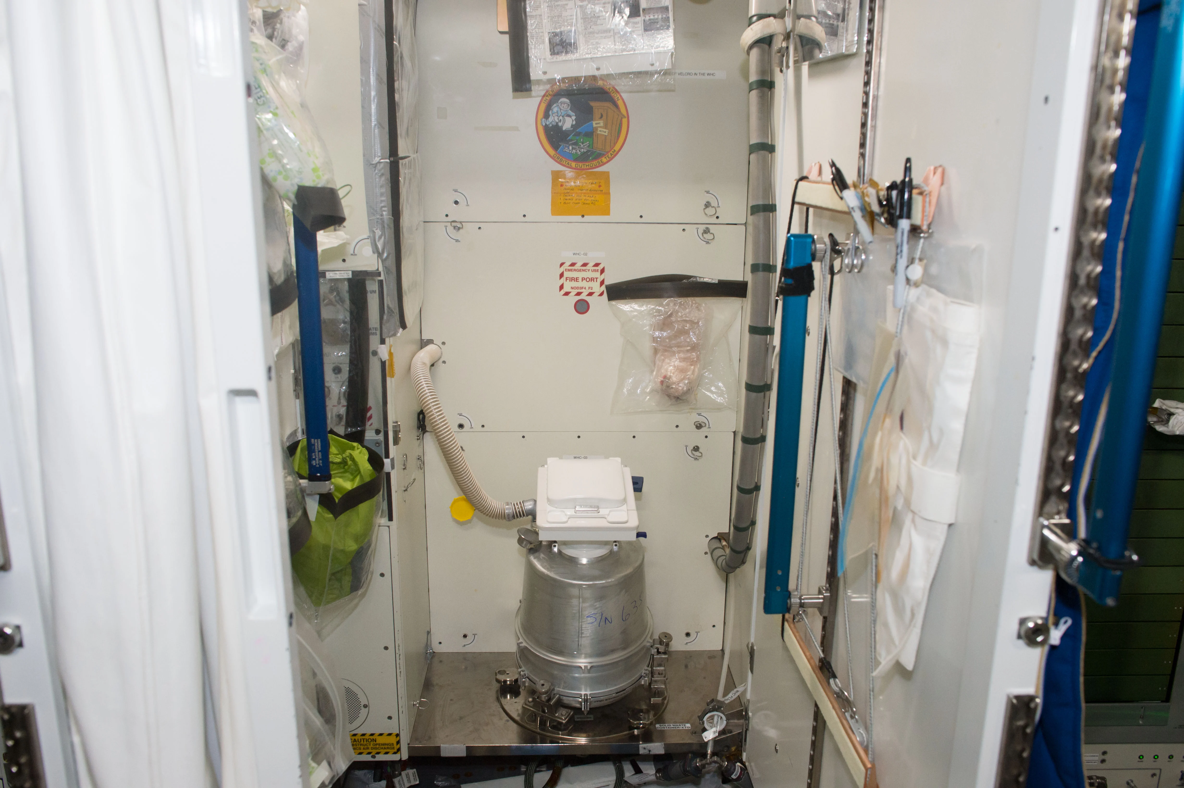 Using the washroom in space 🚽