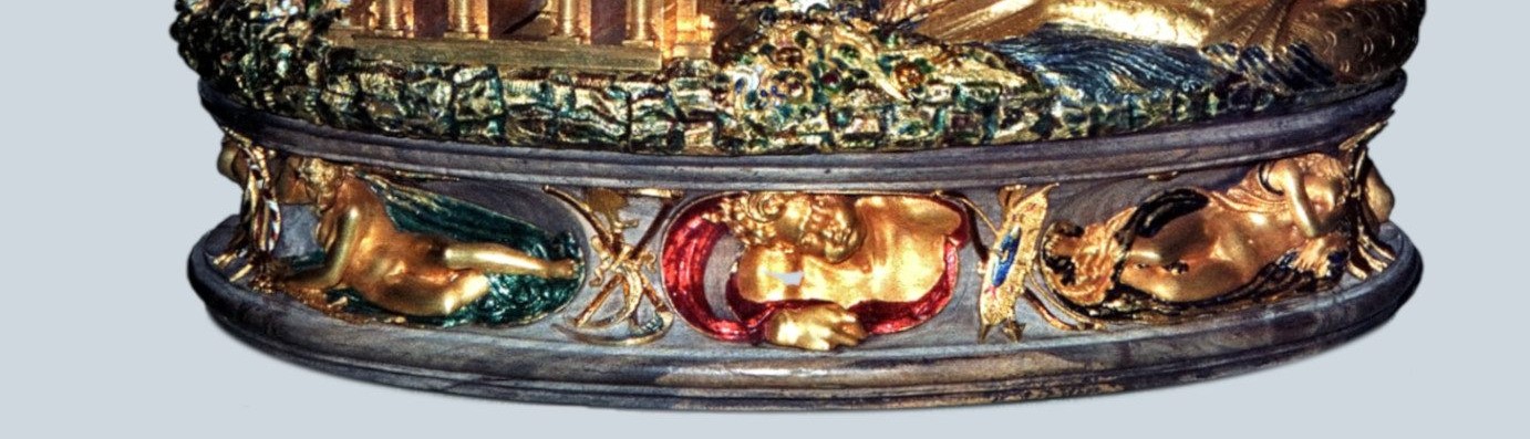 Sul piedistallo vi sono le personificazioni dei venti e delle parti del giorno (aurora, giorno, crepuscolo e notte) ispirate 