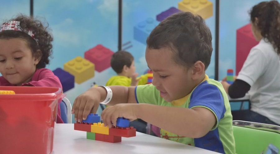 La crianza que permite que un niño crezca de manera integral (física, mental y socialmente) incluye la alimentación, el cuida