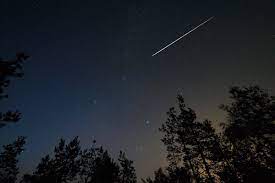 Météore: Météoroïde qui pénètre l'atmosphère, brûle et s'enflamme (étoile filante = shooting star).