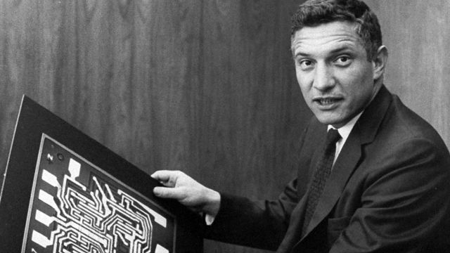 Figura 21 Robert Noyce con placa base
En 1959, Robert Noyce co-inventó el circuito integrado.
Intel Free Press. (2013). Rober